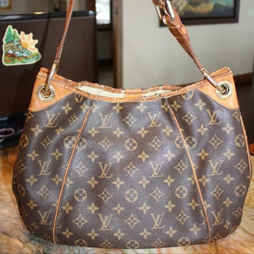 Louis Vuitton Galliera PM Monogram Canvas Shoulder Bag and Gold Plate - Picture 3 of 13